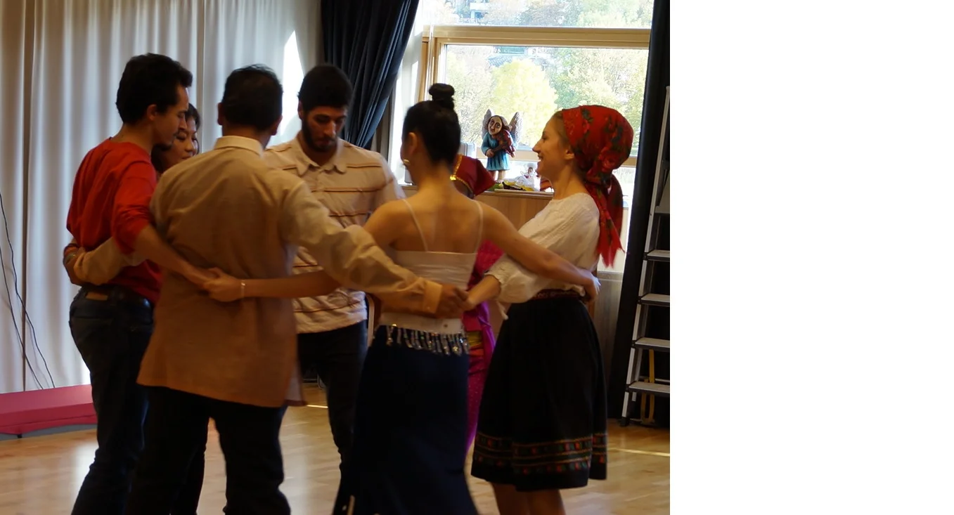 Choreomunds masterstudenter underholdt med dans og observerte deler av kurset.