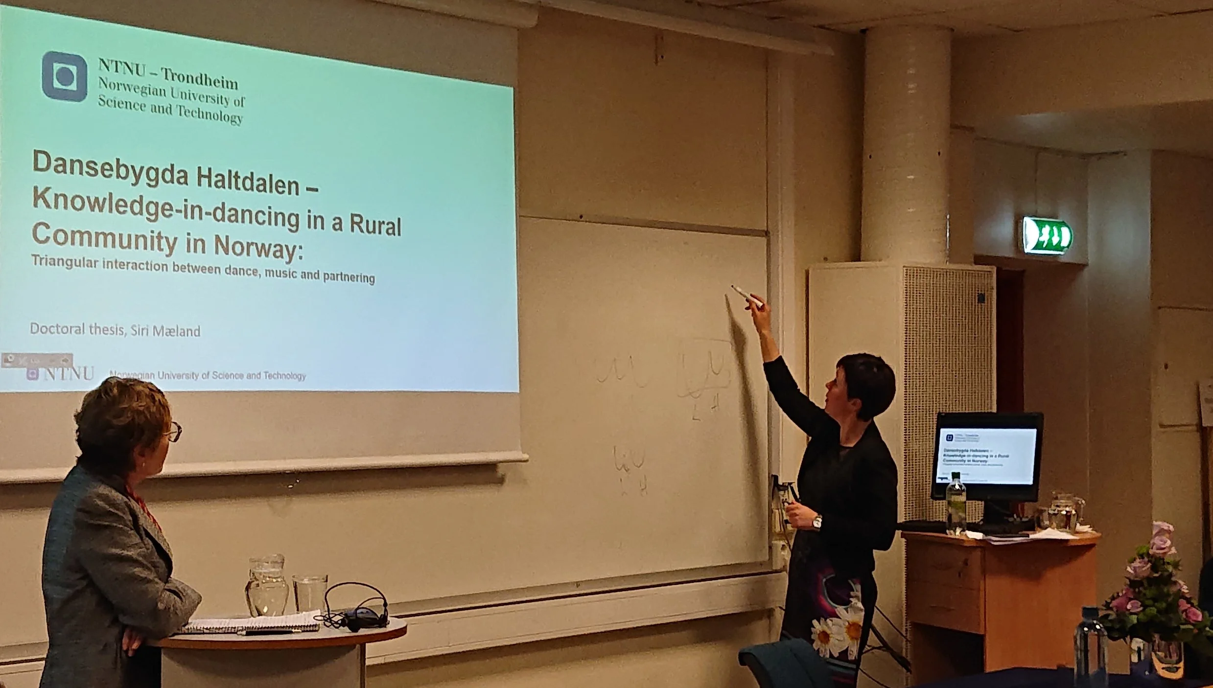 Publikum fikk et innblikk i Siri sine feltopphold på bygdefest i Holtålen og førsteopponent Theresa Jill Buckland (University of Roehampton, London) fikk en demonstrasjon av svikt og sviktkurver.