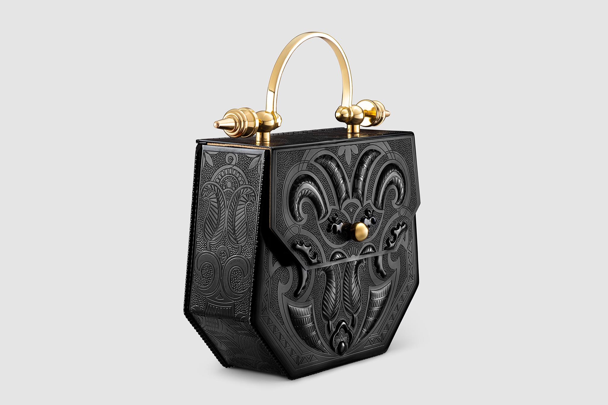 okhtein-hexagon-minaudiere-black-angle-product-photographer-in-egypt.jpg