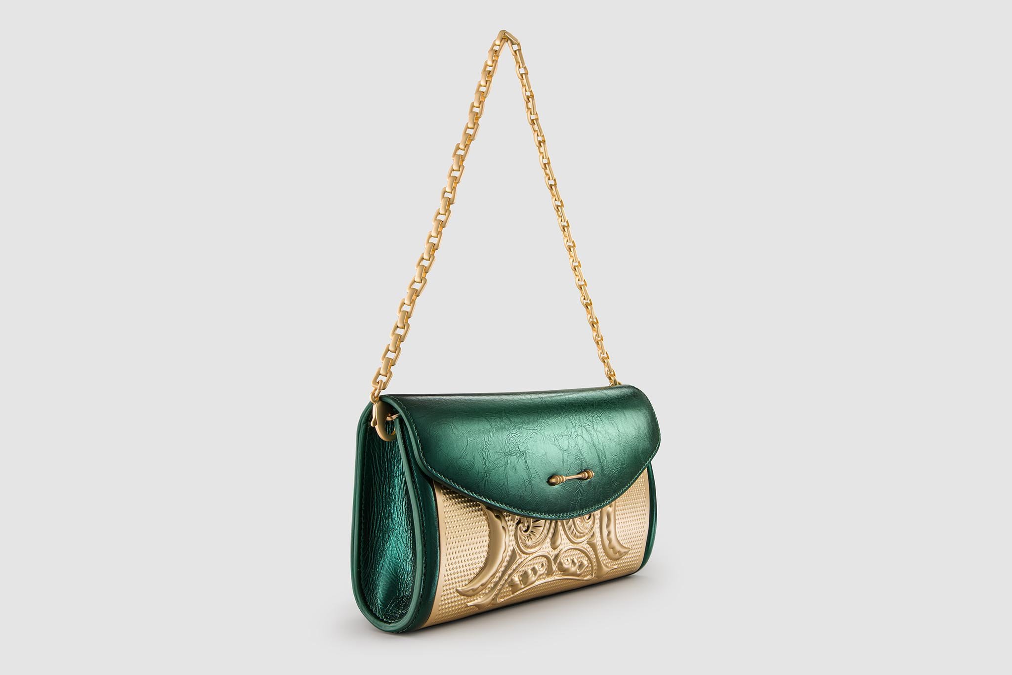 okhtein-product-photographer-in-egypt-wallet-on-brass-angle.jpg