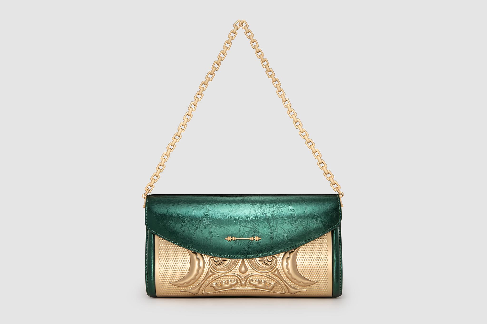 okhtein-product-photographer-in-egypt-wallet-on-brass-front.jpg