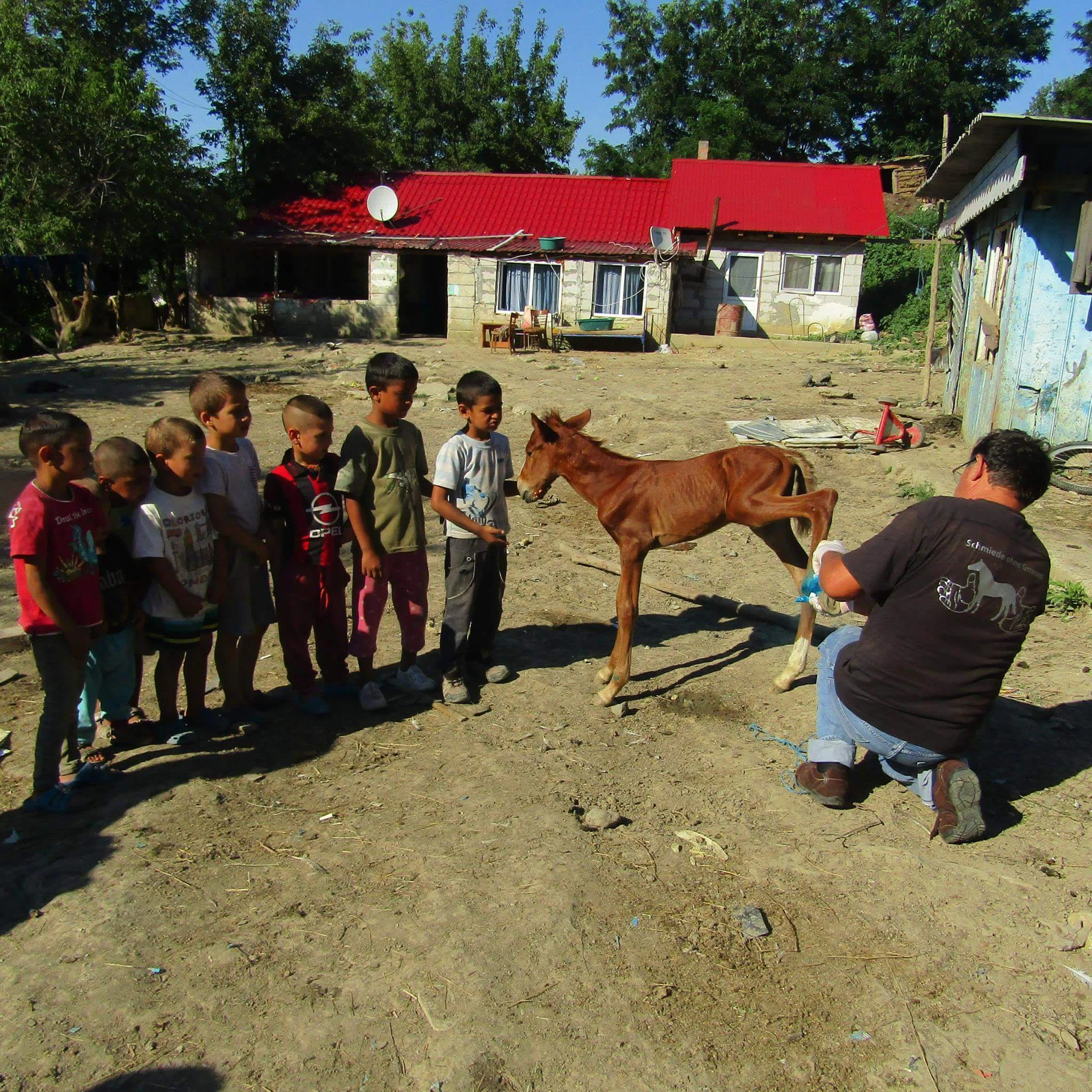 Damals, zu unseren Anfängen, zeigten wir den Menschen den fachgerechten Umgang mit ihren Pferden. Heute machen wir das noch immer! Team Equiwent schult Menschen, besonders die Kinder. Das Pferd ist das einzige Fortbewegungsmittel dieser Menschen.