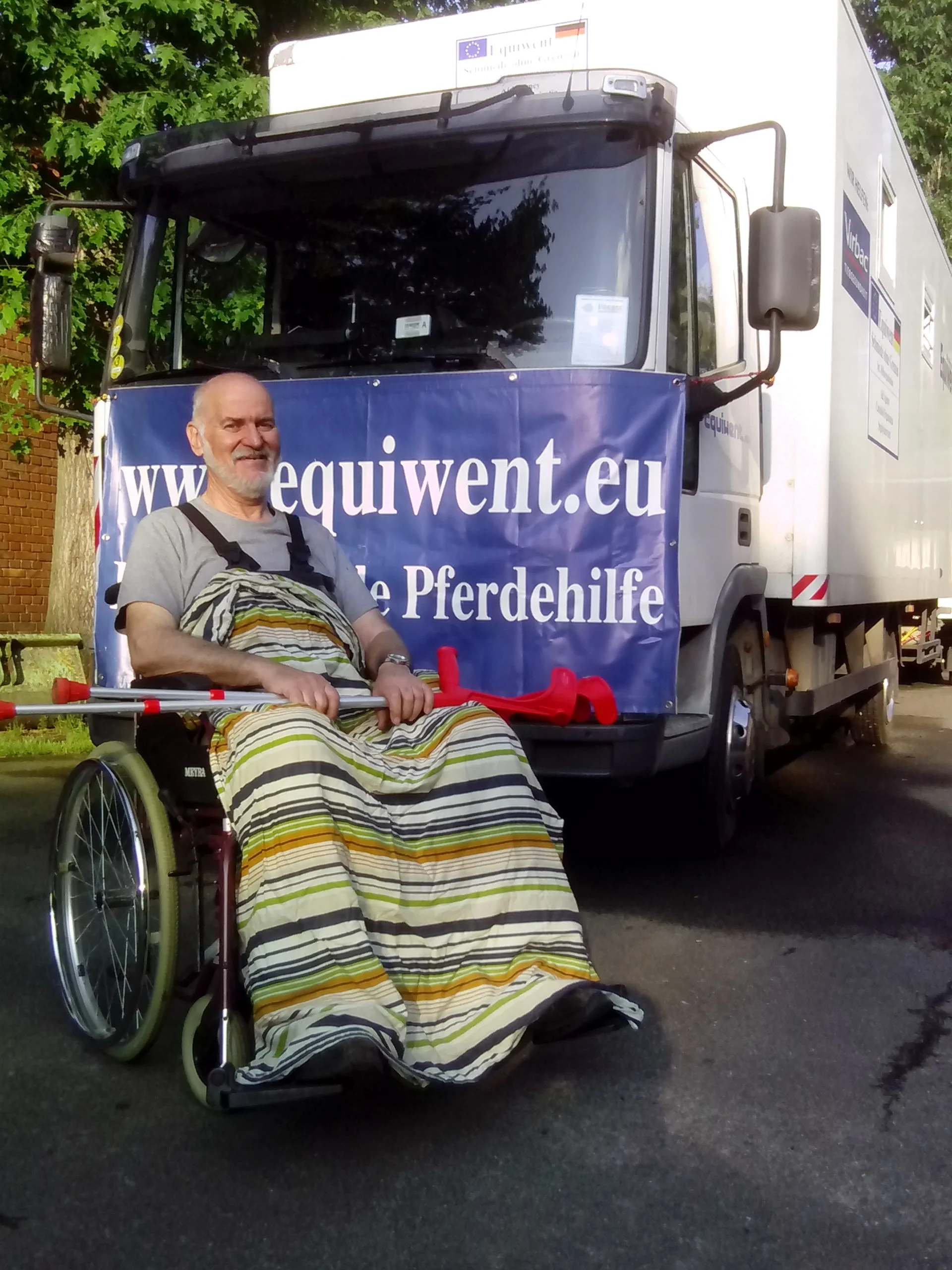 Was kann ein Rollstuhl für einen behinderten Menschen bedeuten? Equiwent bricht sich keinen Zacken aus der Krone wenn wir bettlägrige Menschen mit Pämpers versorgen, gehbehinderte mit Krücken, einem Rollator oder gar einem Rollstuhl ausstatten! Und wieder musste ich mich von angetrunkenen Muttis beschimpfen lassen weil ich einem Kleinkind mit einer Mittelohrentzündung ein Antibiotikum verschaffte.