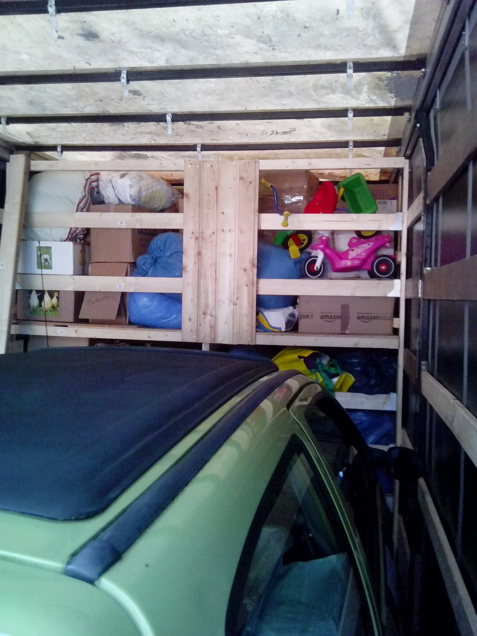Ein Blick in unserem LKW-Anhänger. In dem Regal vorne befinden sich bereits schon 2200 kg Sachspenden für die Pferde und für die Kinder. Auch der verbleibende Platz wir noch völlig ausgefüllt werden.