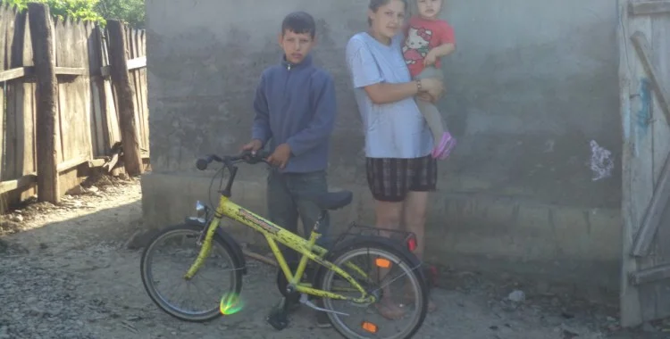 Dieses Fahrrad hatte ich im Juni 2014 mitgebracht. Das es diese Kinder bekommen würden wusste ich damals noch nicht. Es ist nun der größte Besitz der gesamten Familie!