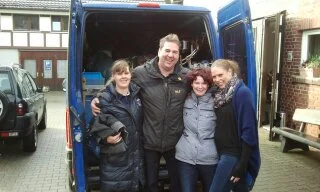 Die Hufschmiede Bernd Bradatsch und Steffi Altfeld (mitte) sind bereits seit 2013 aktive Mitglieder bei Equiwent. Sie sponsorn das Projekt erheblich mit monatlichen Finanzspritzen und sammel ständig hochwertige Sachspenden in ihrem lieben Kunden-und Freundeskreis ein. Sie arbeiten an unserer Öffentlichkeitsarbeit uns sind Freunde und Ratgeber.