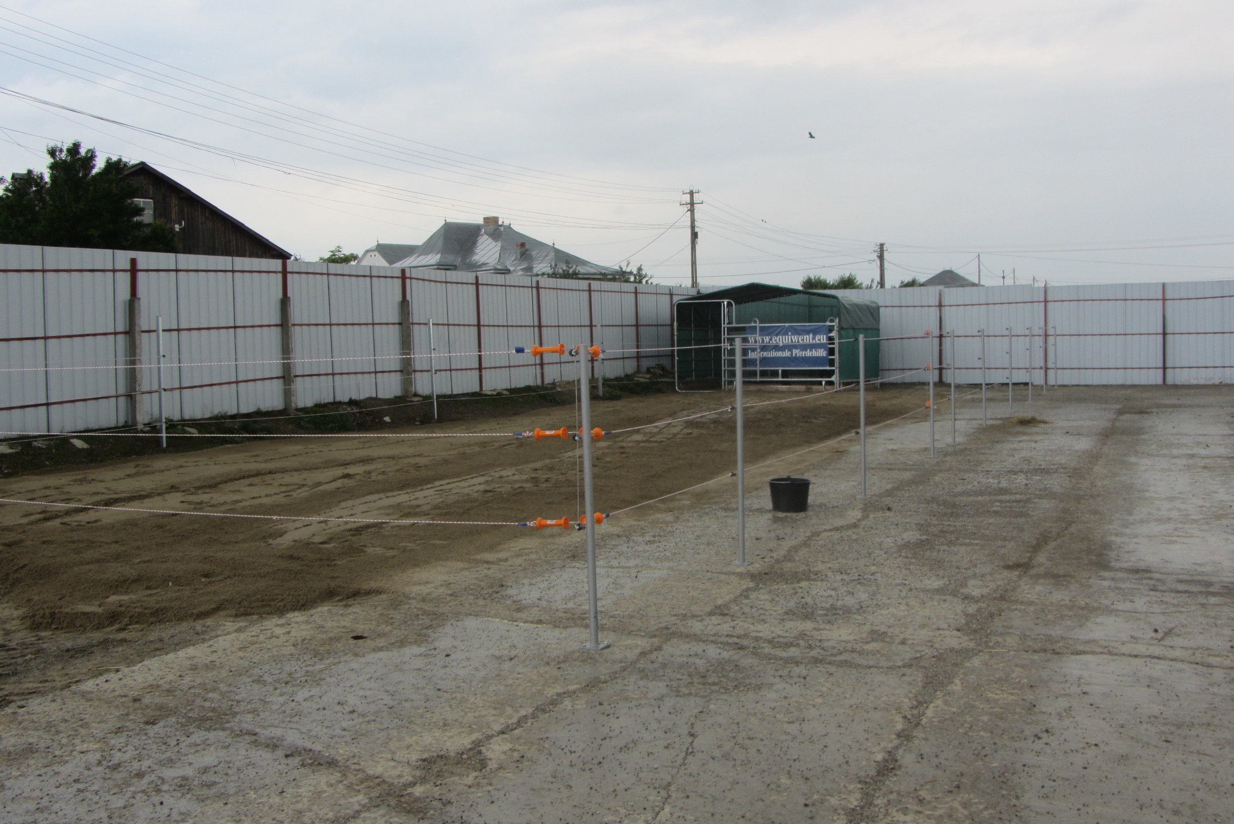 Ich konnte in Rumänien die ersten „Paddocks“ (Ausläufe) fertig stellen. Danke für die liebe zusätzliche finanzielle Hilfe !