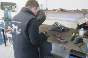 Jannis Raabe produziert bereits wieder tausende Spezialhufeisen für Rumänien