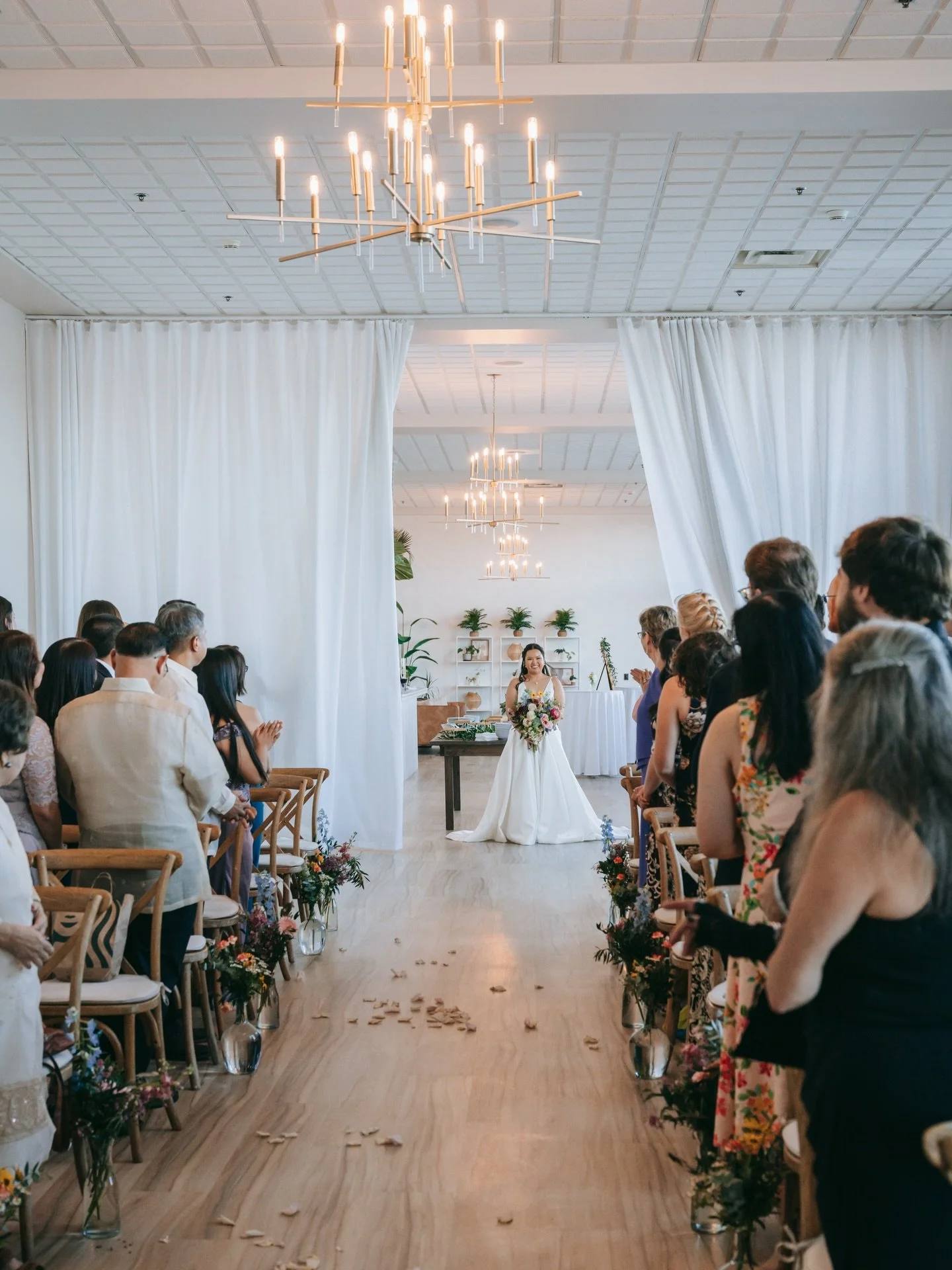 wild blooms and a room overflowing with love🤍💐