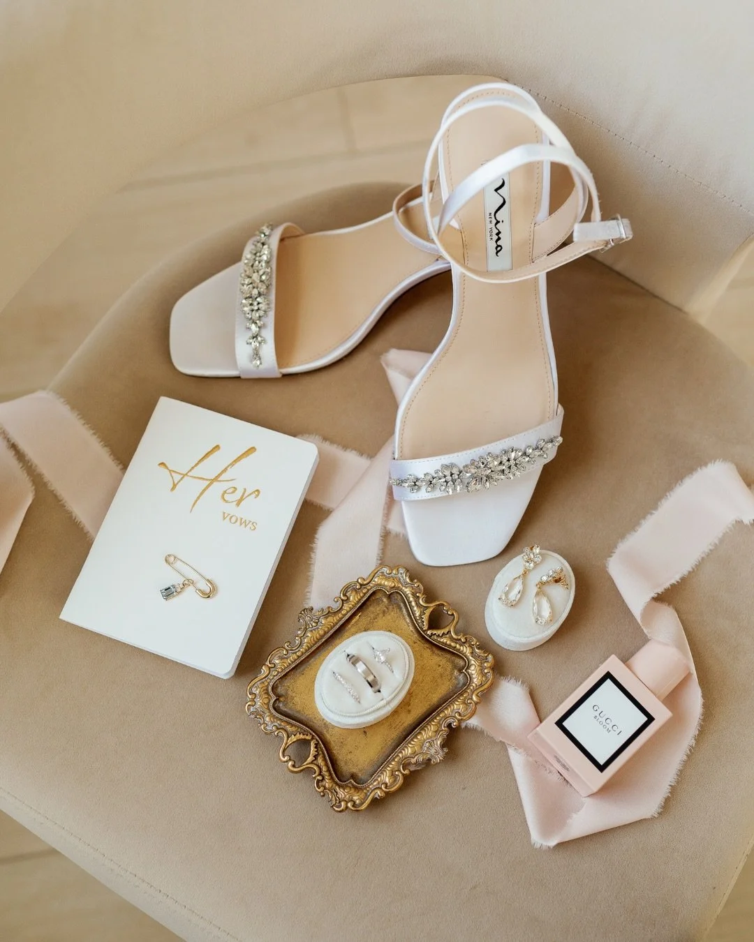 Kelsei&rsquo;s morning in the palm suite🌴🤍

photographer: @kaleighmoorephotography 
content creator: @behindyourweddingday