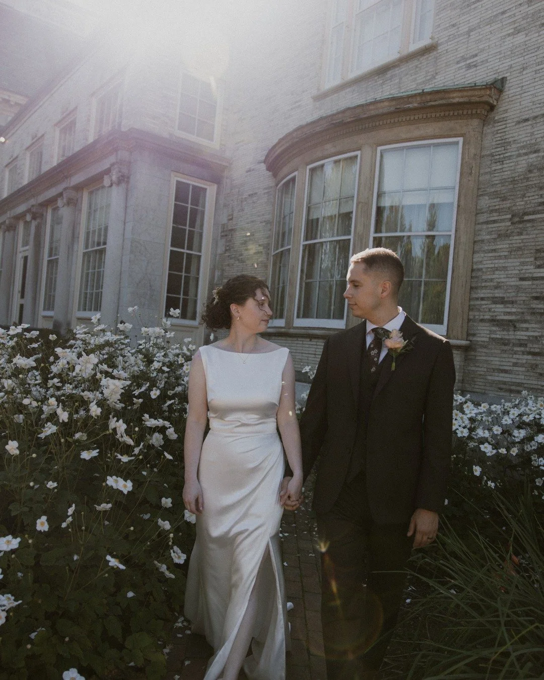 petals + portraits just down the street in the George Eastman Museum gardens🌿

venue: @arborvenues @thearborloft @eastmanmuseum
photographer: @ceciliadenisephotoco
florist: @eriewayflowers
hair &amp; makeup: @beautifulmomentsofwny
dj: @encoreevents