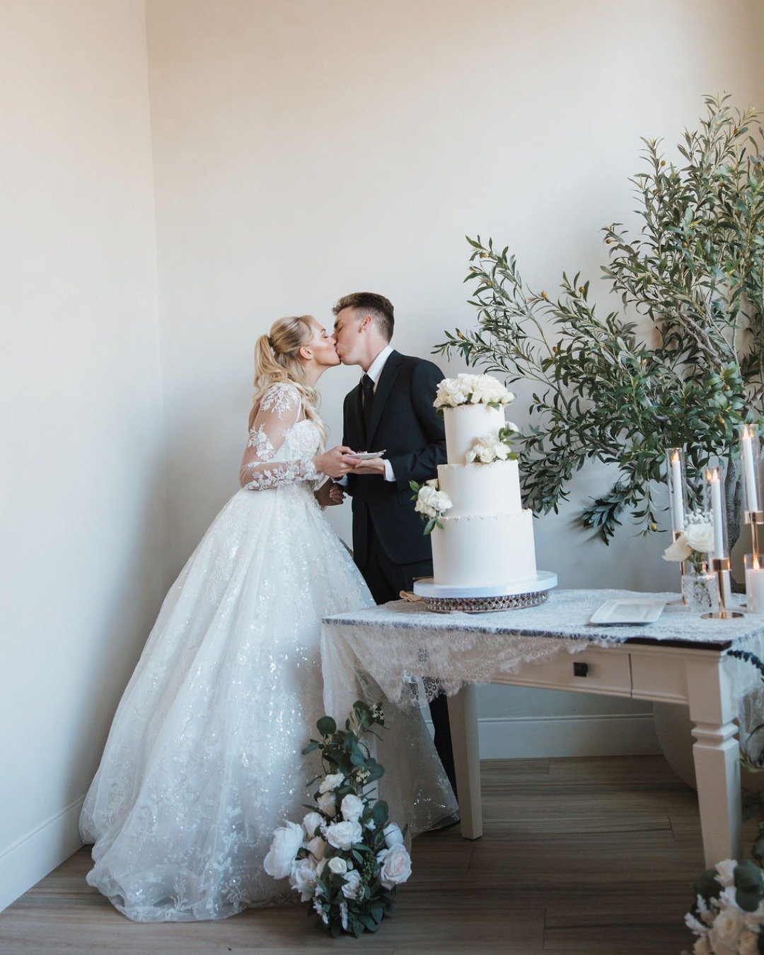 how sweet it is🍰✨

venue: @arborvenues @thearborloft
photographer + videographer: @natzentsev
hair &amp; makeup: @themaneevolution