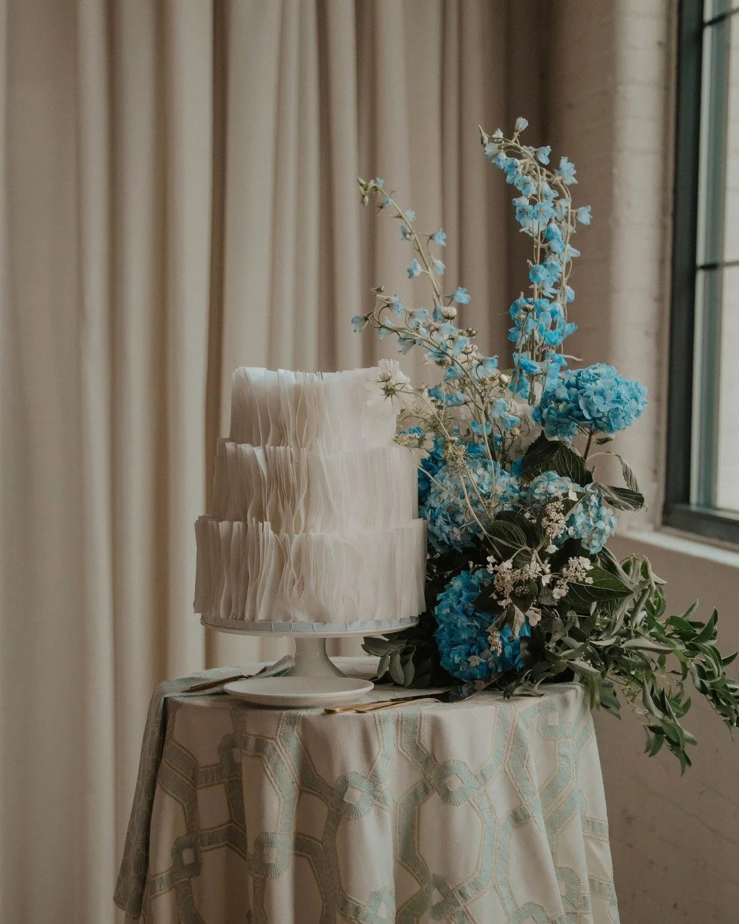 we will just be dreaming about this cake until forever🩵

venue: @arborvenues @thearborloft
photographer: @juliahart____
content creator: @behindyourweddingday
florist: @stacykfloral
hair &amp; makeup: @nota.beautyco @jericasmu
dj: @encoreevents
rent