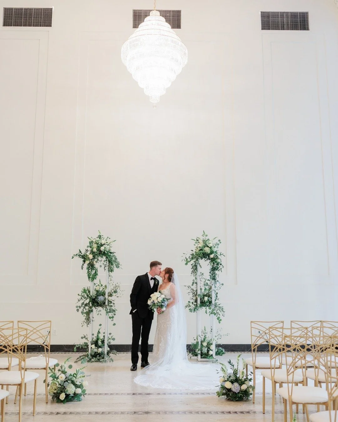 where your dream ceremony comes to life🩵

venue: @arborvenues @arbormidtown
photographer: @kelseyguidaphoto
florist: @flower_barn__penfield
hair &amp; makeup: @hairbyjuliamelino | @bridalbizbeauty
dj: @encoreevents