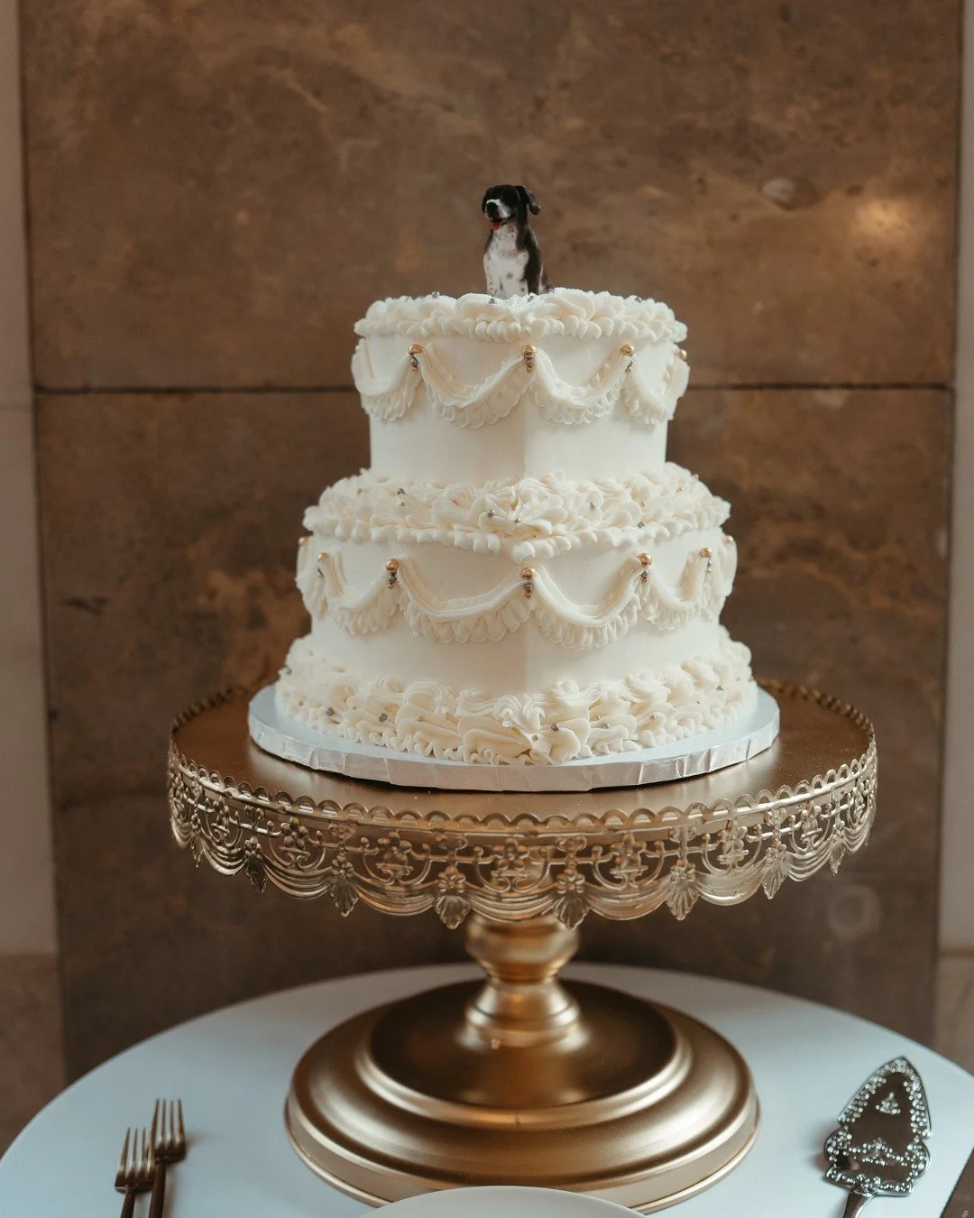 cake, cake, cake, cake👏🍰

venue: @arborvenues @arbormidtown
photographer: @bgf.photography
florist: @oakleaffloralcompany
hair &amp; makeup: @foiled.by.alyse | @beautybykelseydavis
dj: @sonicrue
catering: @avvino
dessert: @gofrostyourself