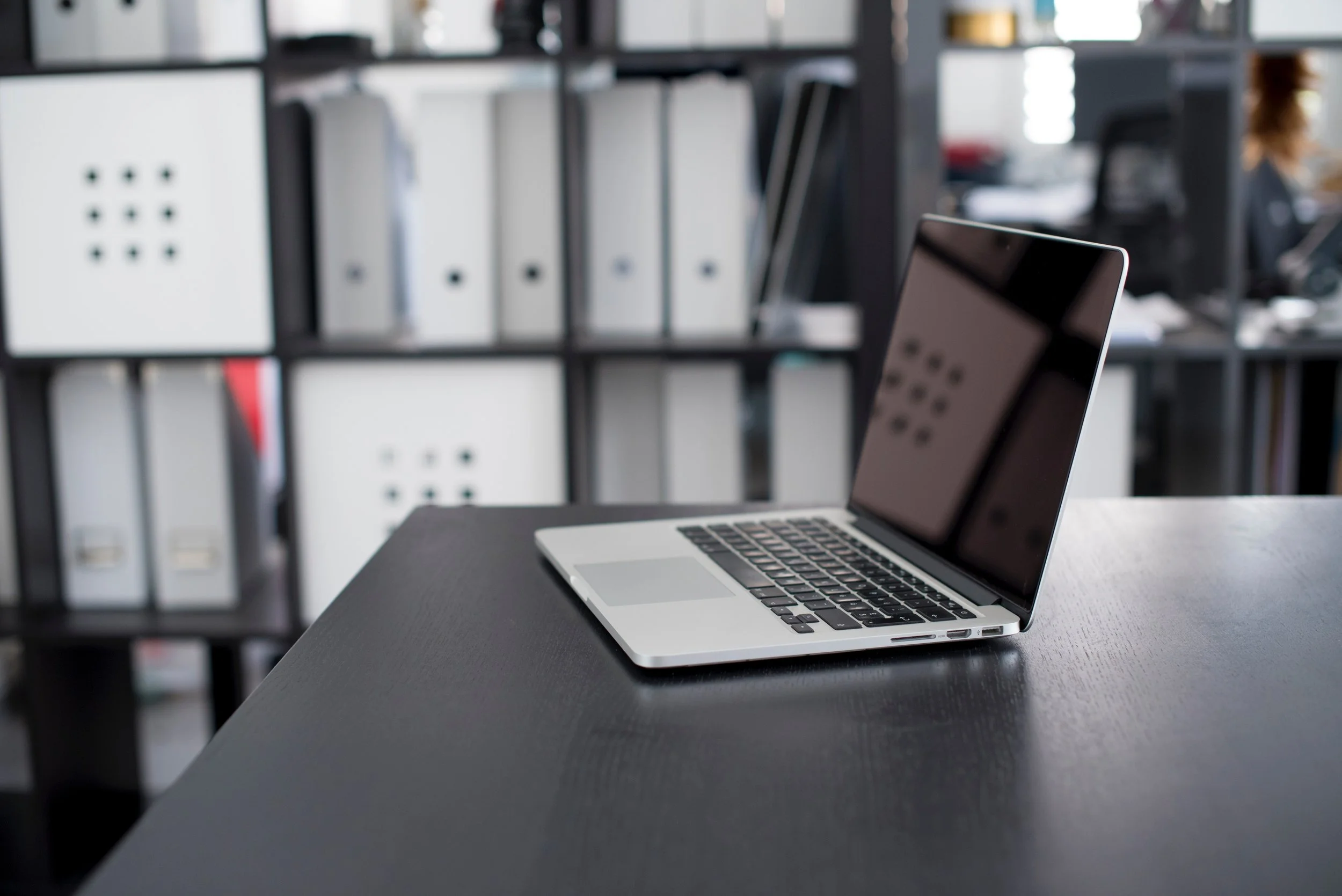 apple-computer-desk-129205.jpg