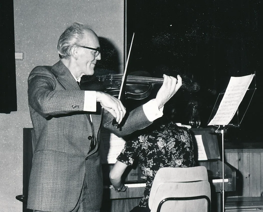 Olav Ratkje spilte fiolin og Hjørdis Hestnes trakterte pianoen på kulturkvelden i 1975. 