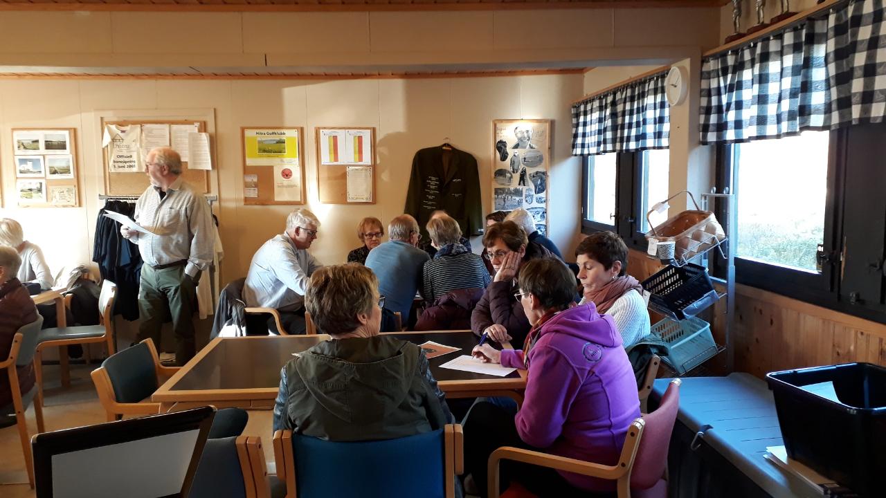 Det var populært med lokal quiz ledet an av Svein Bertil Sæther. (foto Ingjerd Olsen)