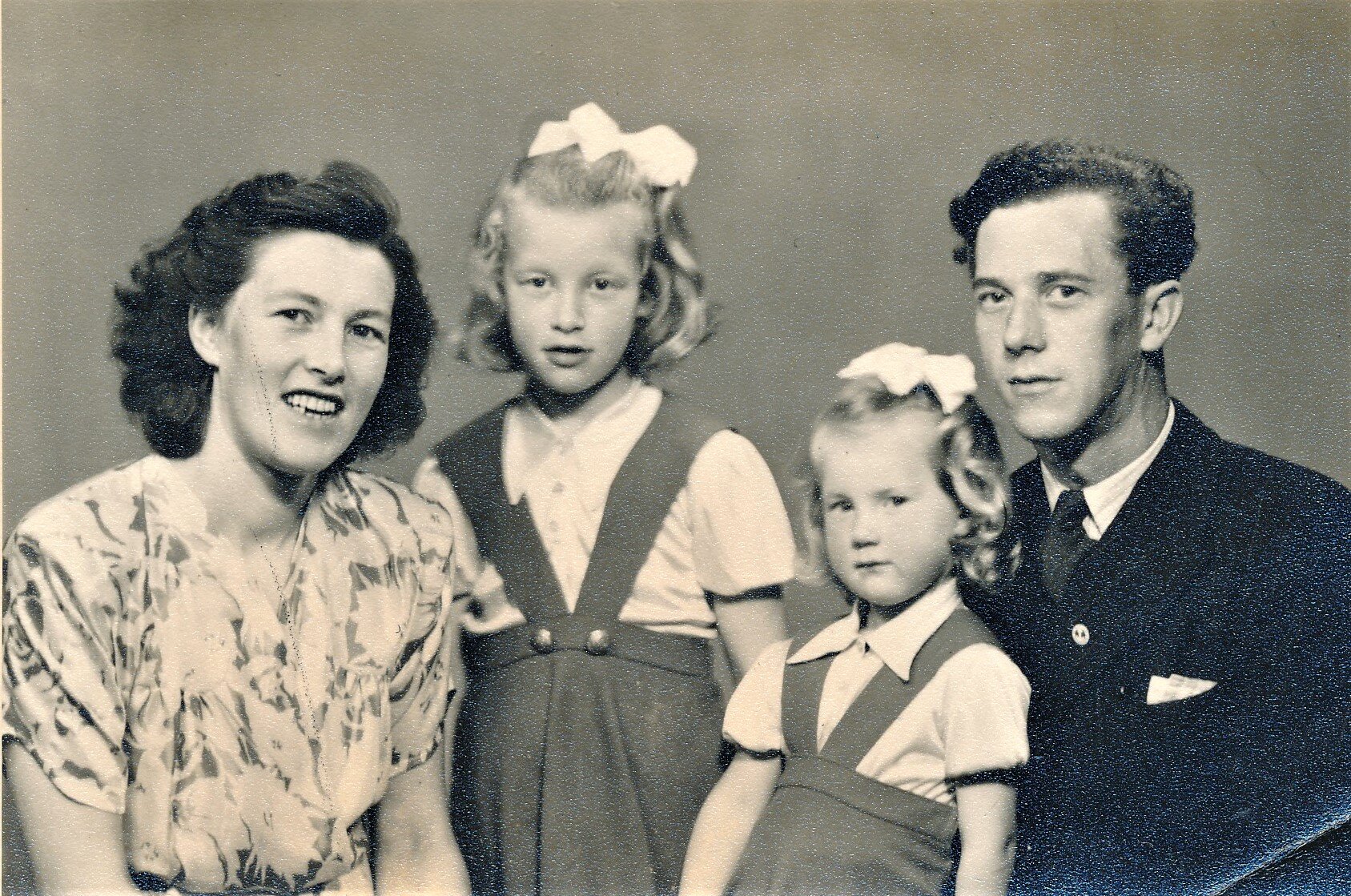 5 - Gudrun og Arne Vedø med barna Anny og Oddrun, 1949.jpg