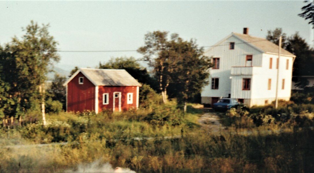 6 - Havnvikstua på Kaaldfeltet, halvdelen av stua på Vedøya, 1950-tallet.jpg