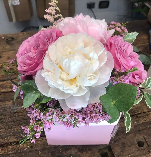 Oggi e' la festa della mamma
Siamo aperti aperti con orario straordinario dalle 9:00 alle 19:00 
Vi aspettiamo! 😊🌷
.
.
In foto peony box taglia M
.
.
☎️339/2767882
💌Nellyruggeri@libero
.
#effettoserrafiori #fiori #bologna #festadellamamma #love #l