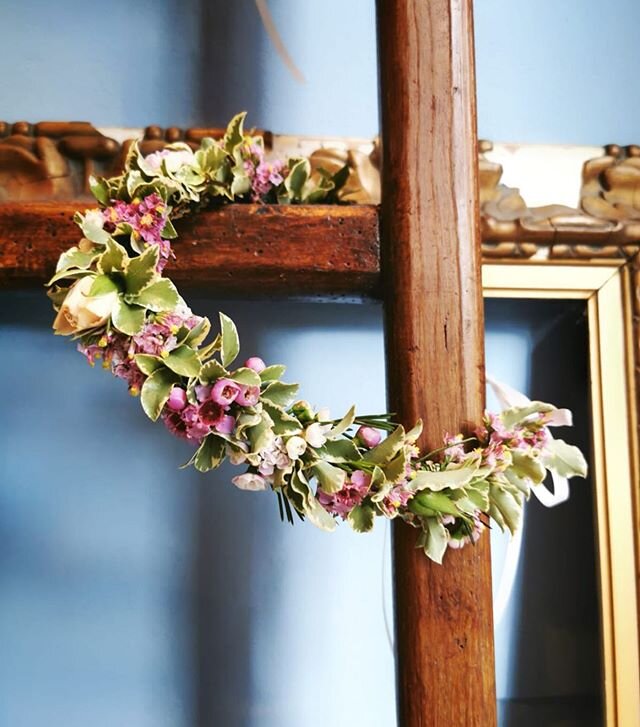 E' tempo d'estate, di normalit&agrave;, di piedi nudi nel prato, e' tempo di gioia, di condivisione e speranza 🌸💕
.
.
Coroncine di fiori da poter seccare, appendere e tenere per ricordo
.
.
#effettoserrafiori #fiori #flowers #flowershop #florist #f
