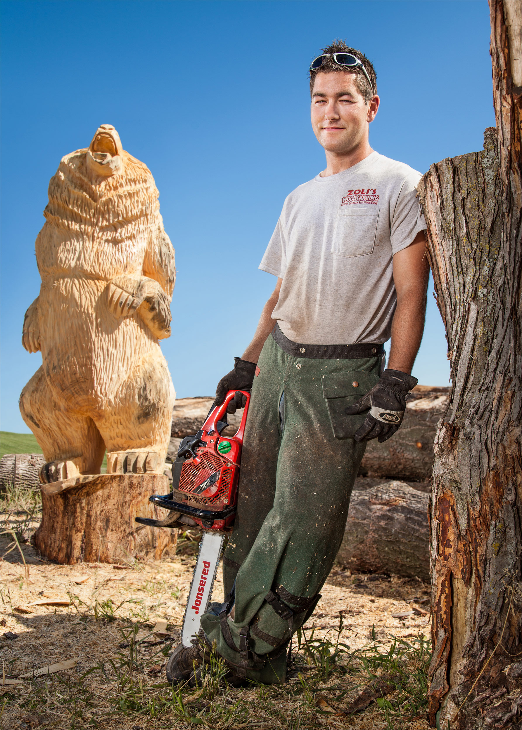 Zoli Akacsos, chainsaw sculptor