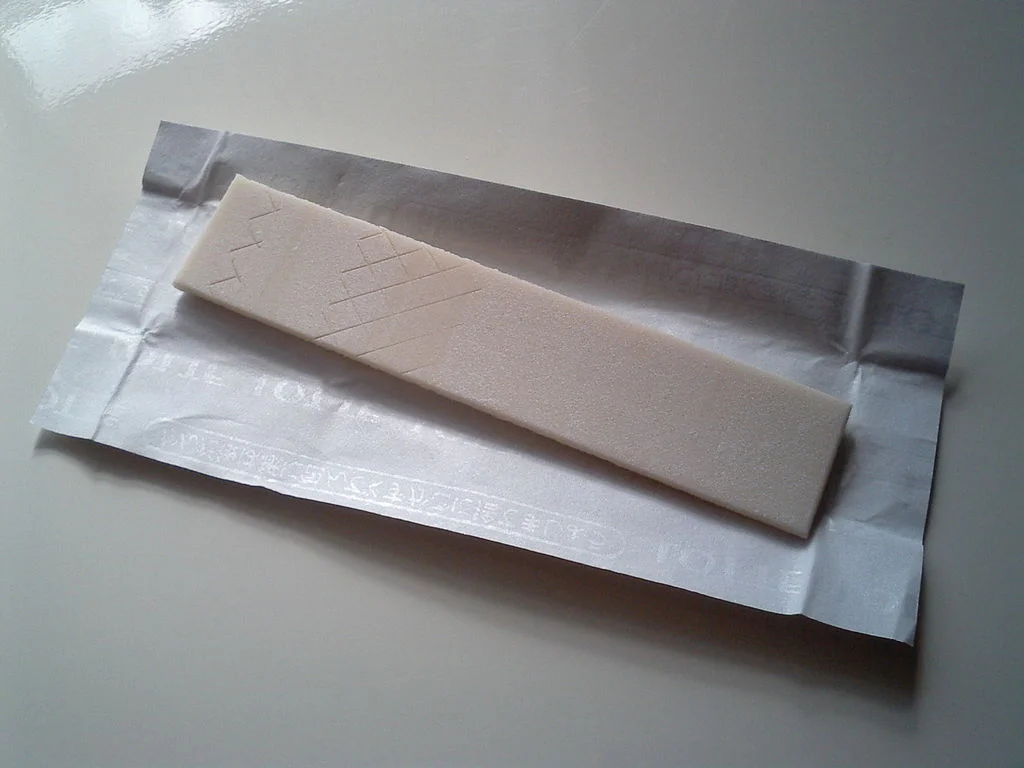 1024px-Chewing_gum_stick.jpg