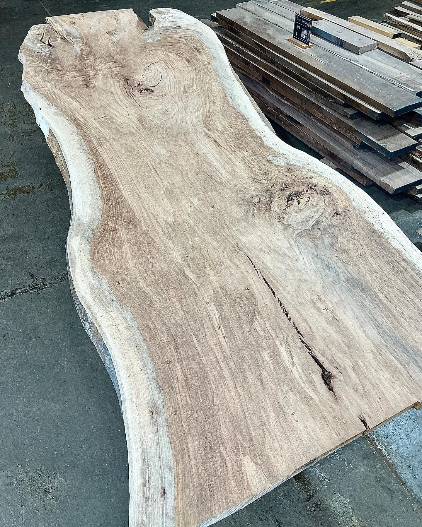 NEW pecan slabs in stock! 100% sustainably sourced from local #forestfree urban timber 🌳♻️. Always kiln dried, flattened and surfaced in house. Perfect for dining and conference table sizes.
.
.
.
#liveedge #liveedgeslab #liveedgewood #liveedgeslabs