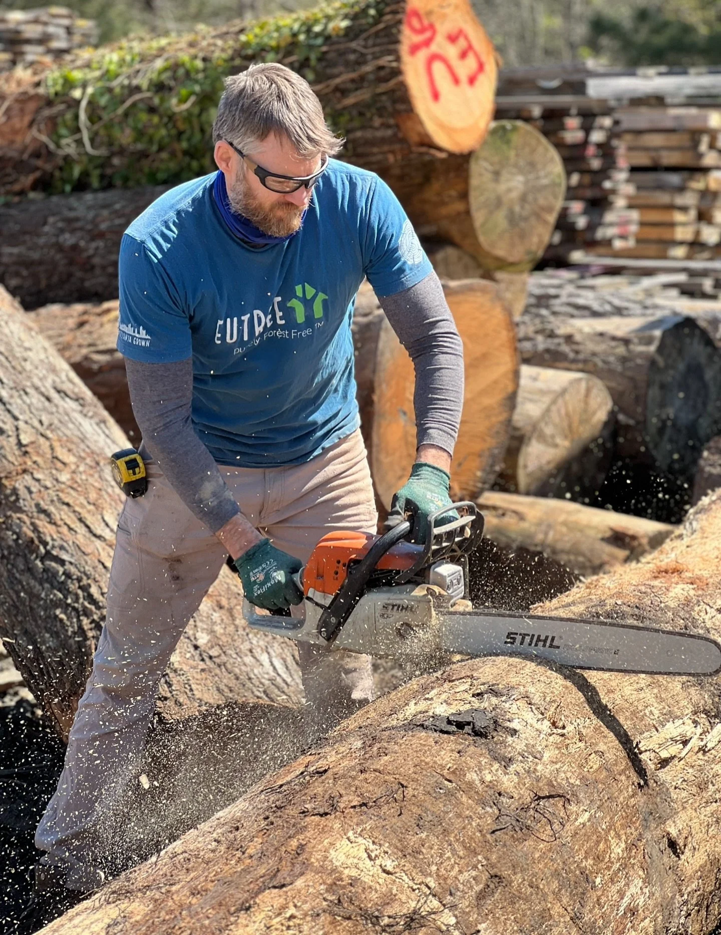 It starts here 🌿 - with fallen urban trees, mindfully reclaimed before reaching the landfill. Each cut begins a new story: urban wood transformed into enduring hardwoods for spaces where design and sustainability meet. 🪵🏡
.
.
.
#forestfree #urbanw