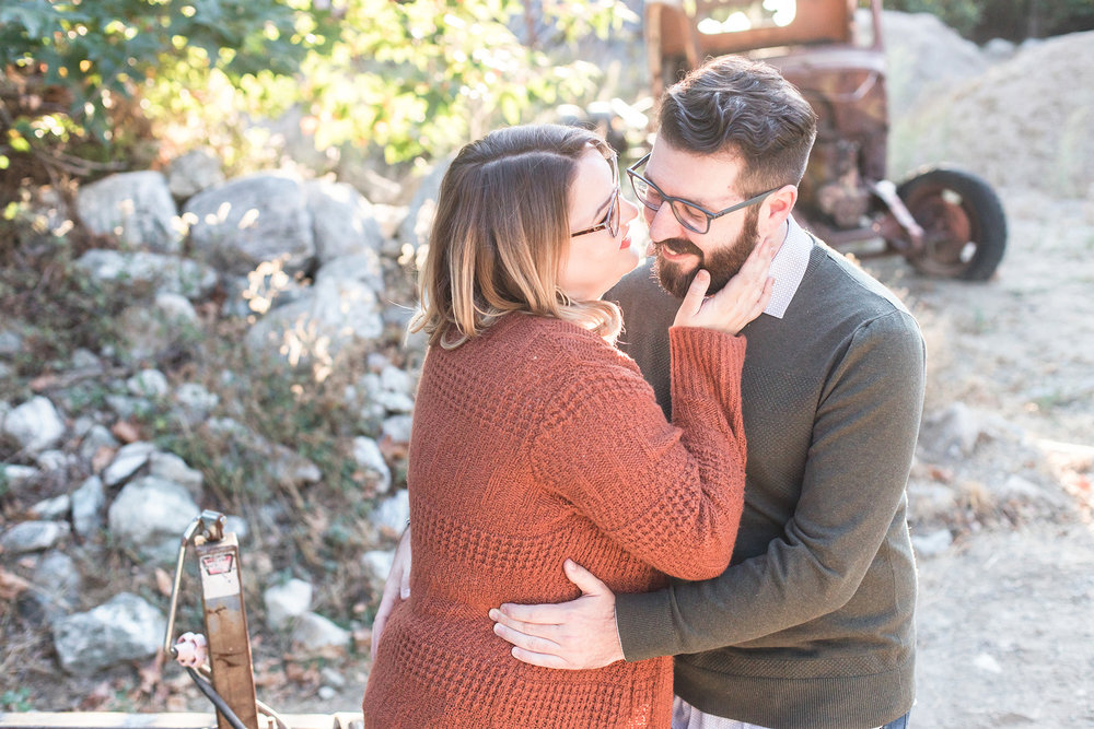 scenic-fall-oak-glen-engagement-session-carrie-vines-016.jpg