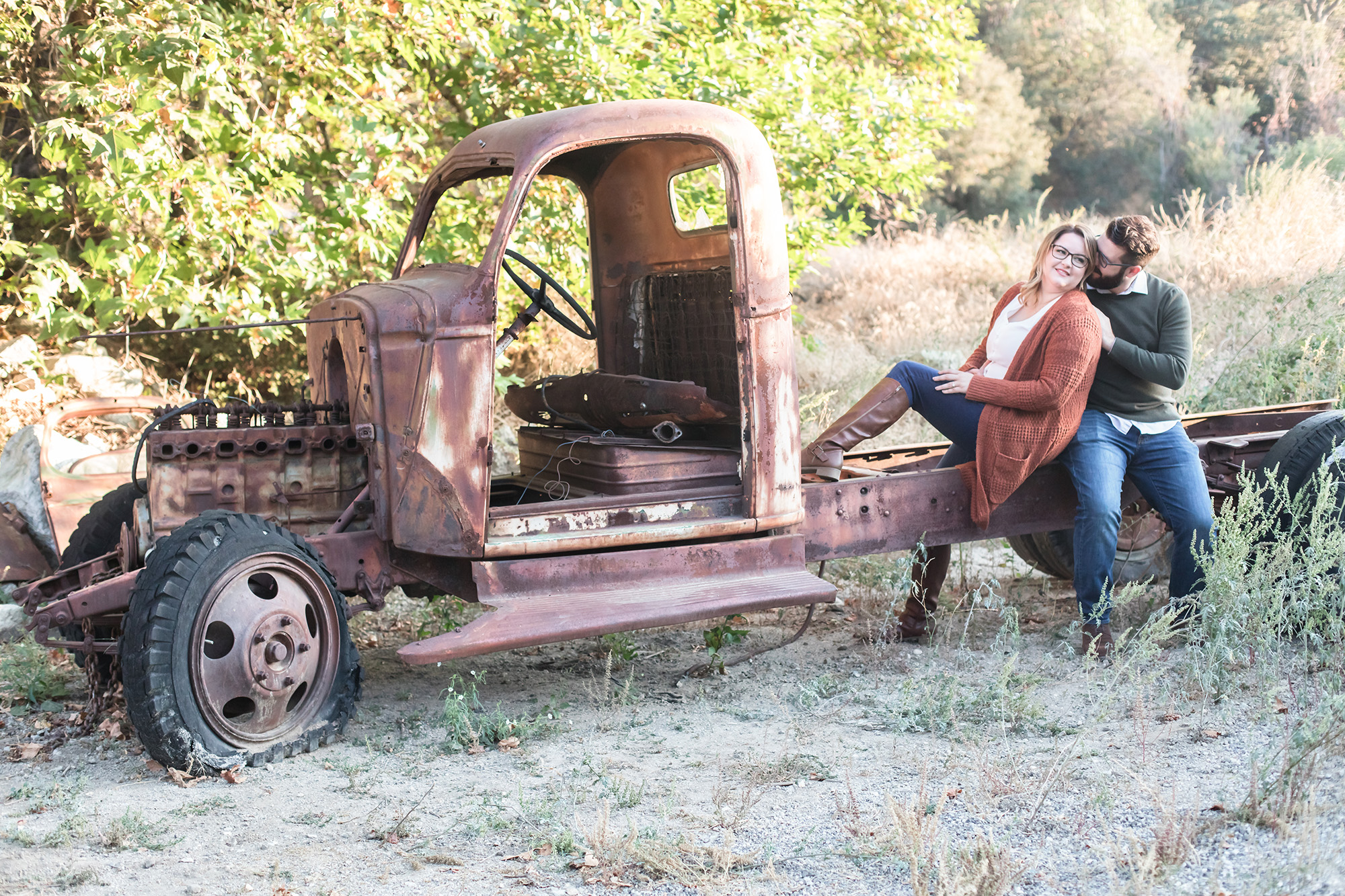 scenic-fall-oak-glen-engagement-session-carrie-vines-023.jpg