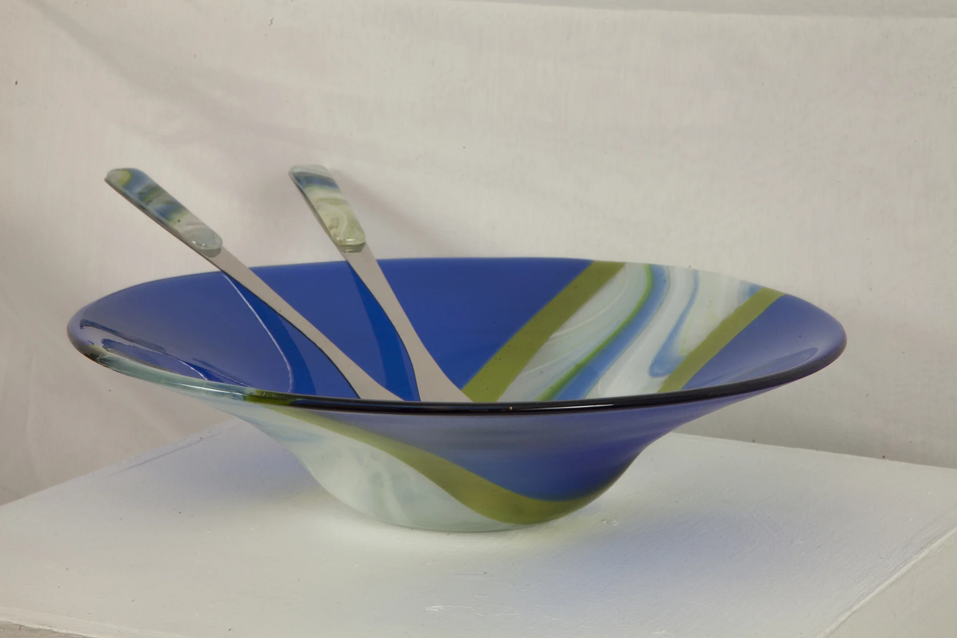   Mountain Stream   Diameter Approx. 16". Serving pieces included.&nbsp; 