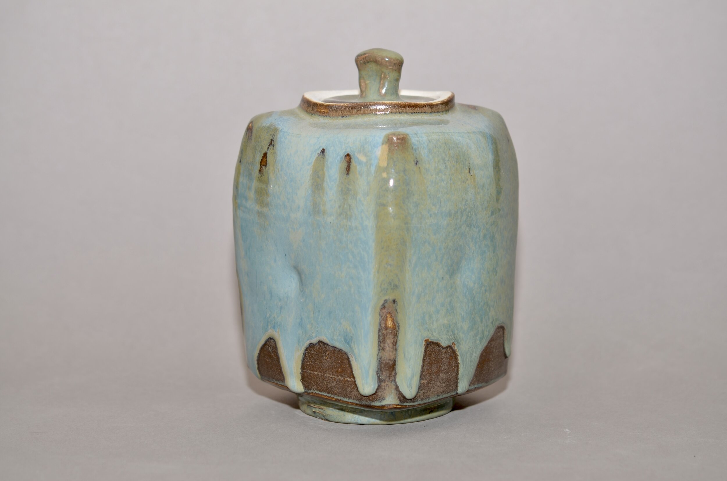 Squared floating blue jar/urn
