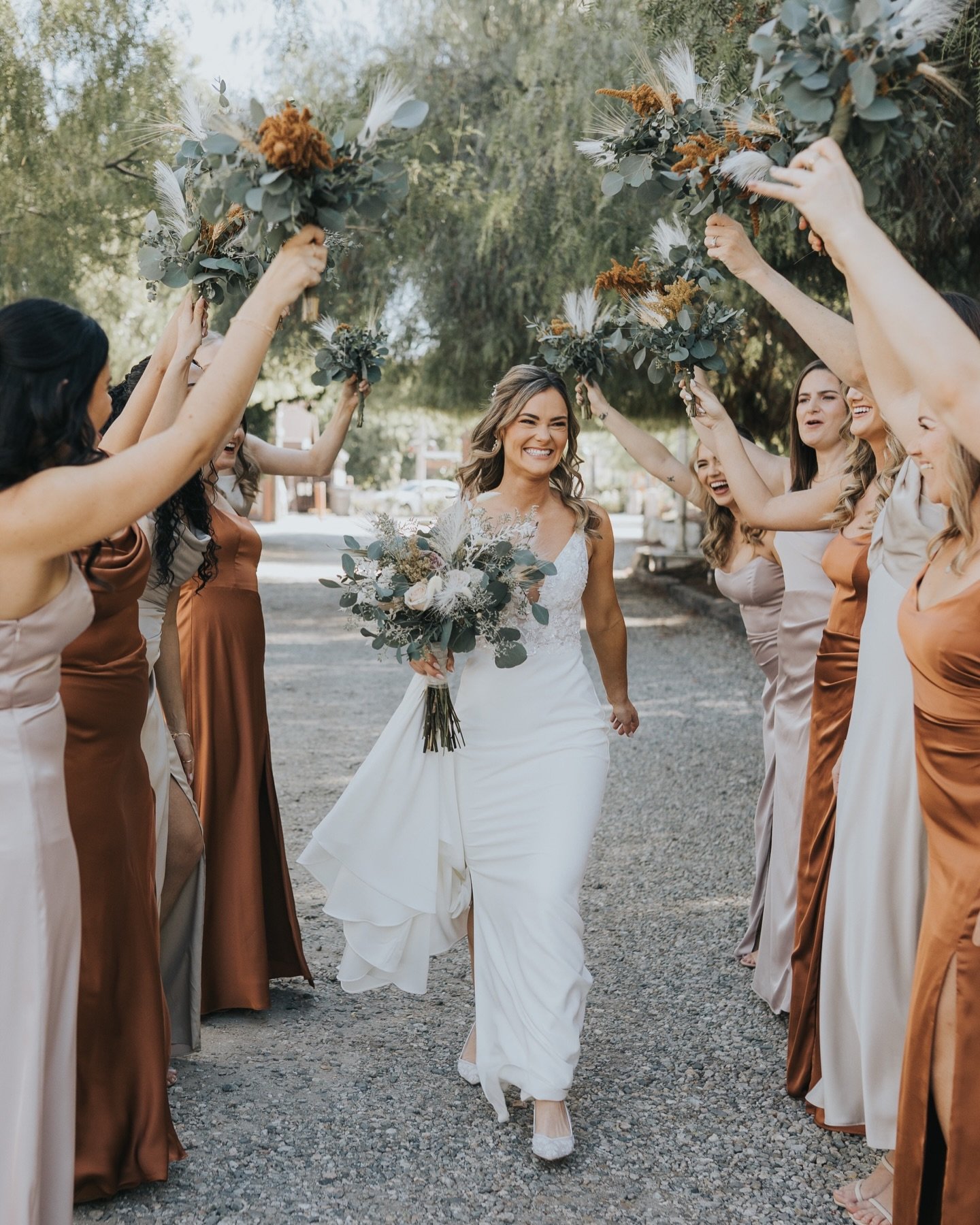 Large bridal party?? NO problem!! 🤩