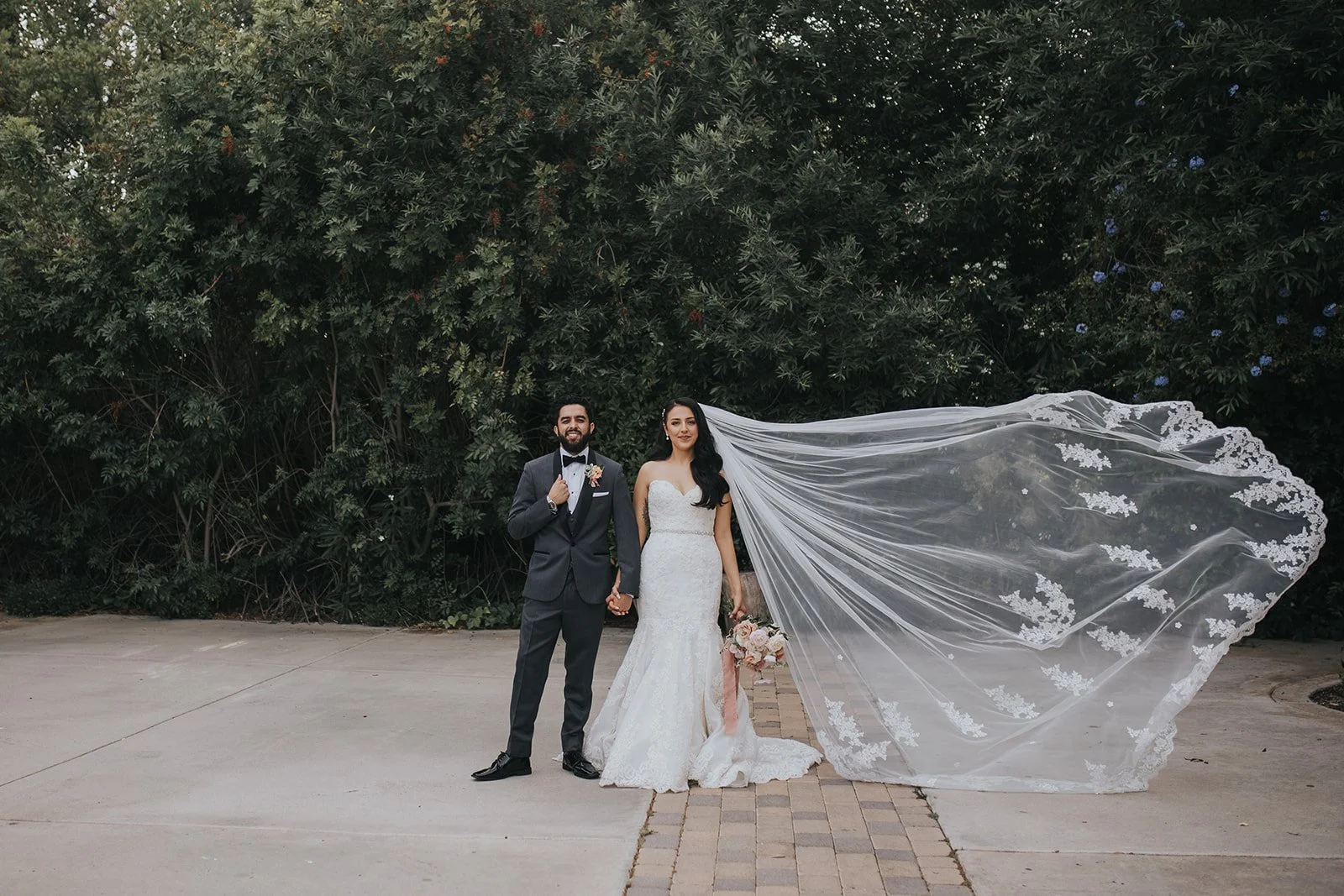 san-diego-wedding-twin-oaks-bride-veil.jpg