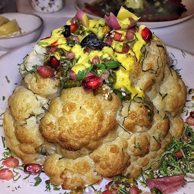 This roasted cauliflower with turmeric, tahini and pistachios 🙌🏻 I usually crave healthy food on Monday&rsquo;s because of all the extra eating and drinking I do over the weekends. My favorite healthy spot for date night? @abcvnyc 💯 ABCV is your #