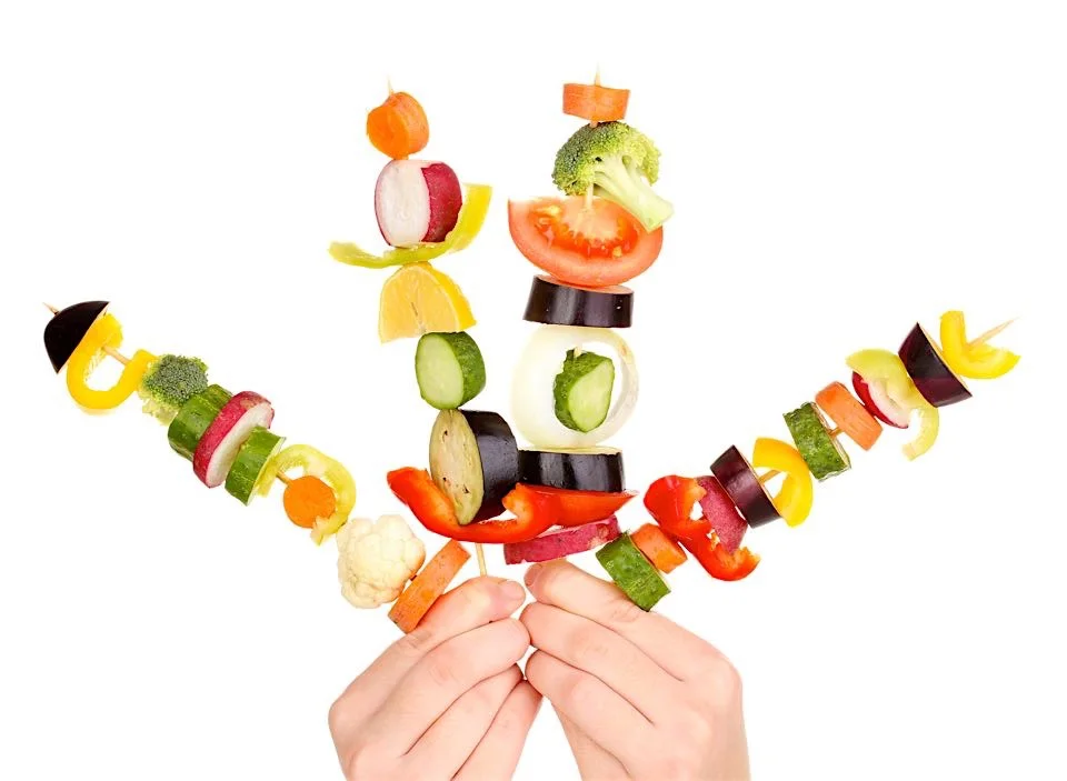 Haende halten bunte Fruechte am Stiel.jpg