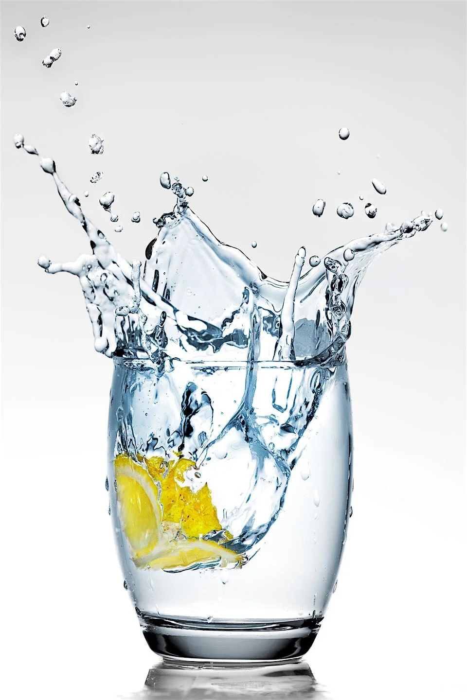 Ein Wasserglas frischen Mineralwassers ist die beste Schönheitsquelle.jpg