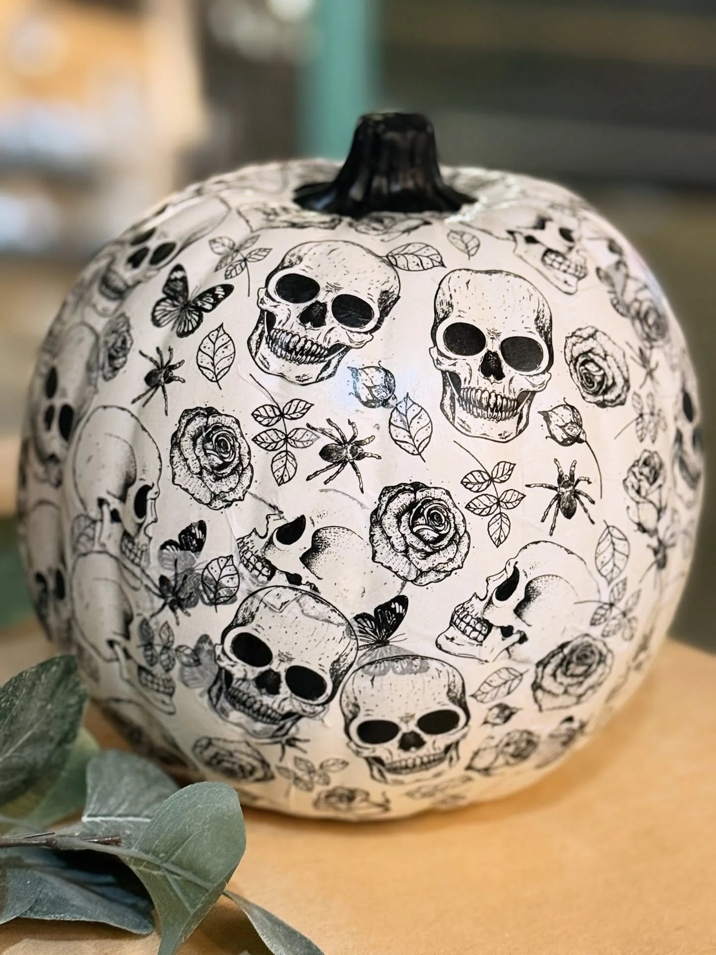 Spooky skull-co-page pumpkin decor by @thepaperlakestudio 💀 🎃