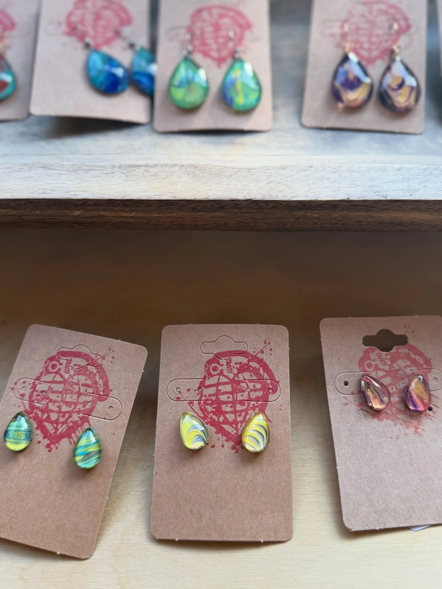 @warpaintartwork  dirty pour earrings by Maddy are great Holiday Season accessory ✨