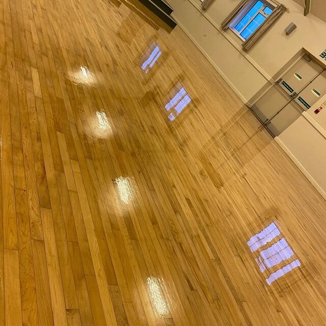 Offenham Village Hall 🌲 
Last week we sanded back the heavily worn Maple and refinished with three coats of Junckers HP Commercial in a satin sheen 👍

#floorsanding #evesham #offenham #cotswolds #maple #hummel #bona #junckers #festool #villagehall 