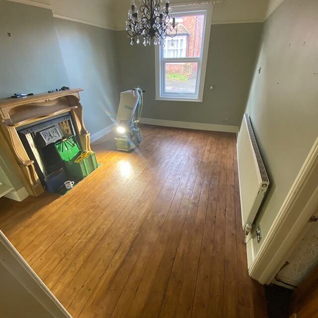 🌲Pine Boards🌲 👈🏻swipe
Yesterday&rsquo;s job was to sand and finish these pine boards, which came up brilliantly once the coloured varnish and previous sanding marks had been removed. 
Finished using @junckersfloors HP in Satin

#floorsanding #pin