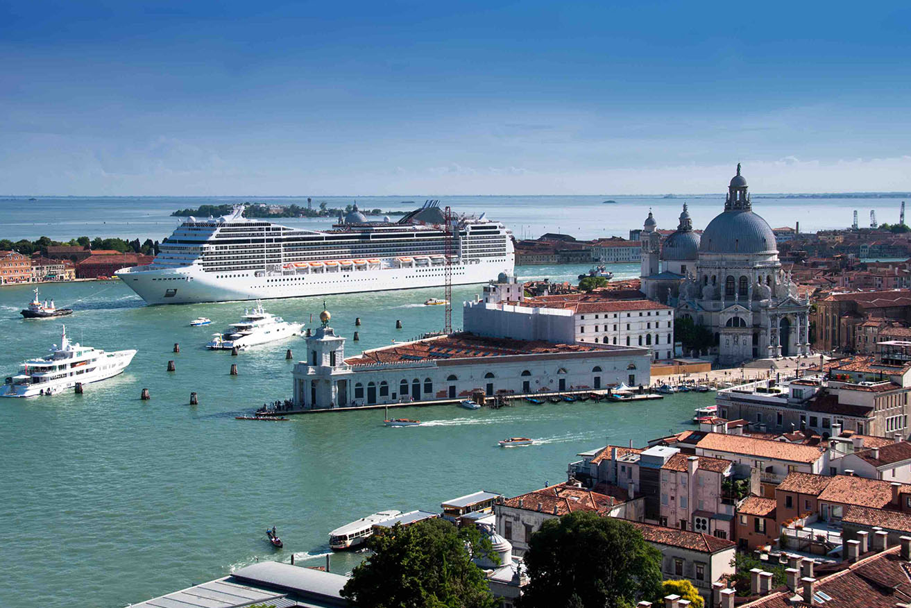cruise ship in venice_sm.jpg