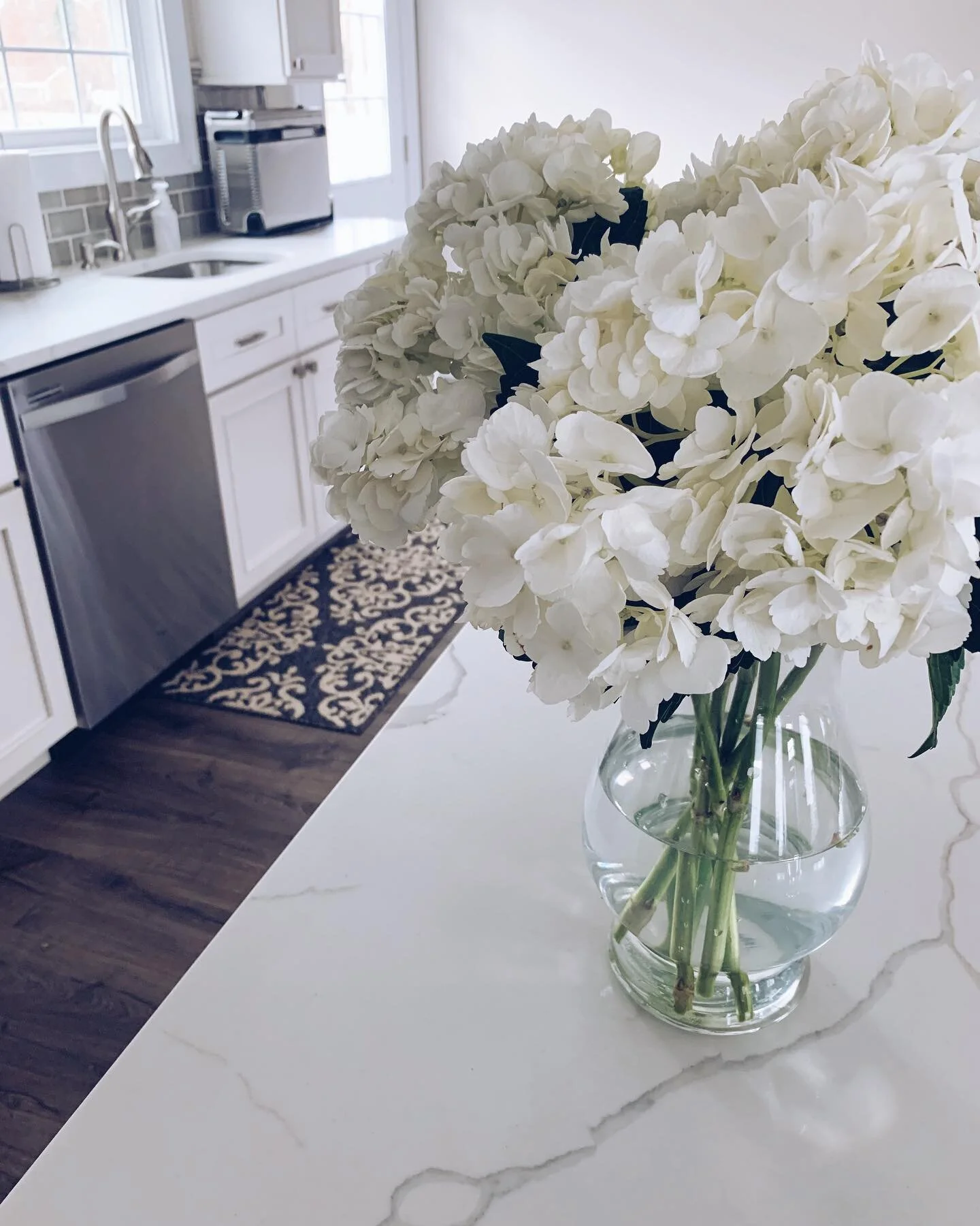 Everyone talking about the white winter wonderland ❄️and I&rsquo;m over hear obsessing over my white kitchen. 

Hello first post of 2021!✨
I am still waiting on my couch lol but then I&rsquo;ll finally start decorating our house. Keep an eye out in s