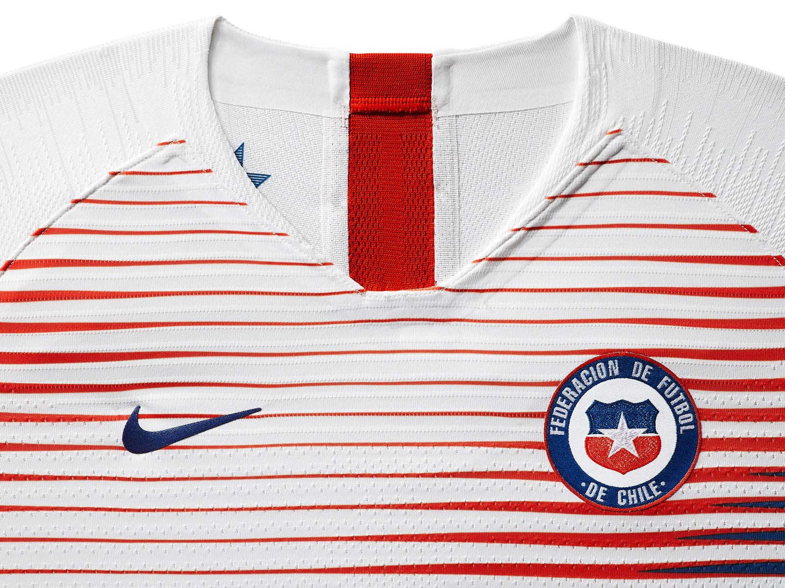 chile-national-team-kit-2019-laydown-1_85916.jpg