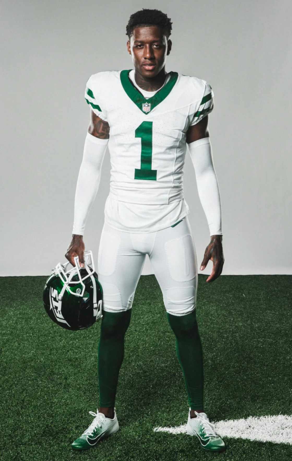 Jets Officially Unveil White Throwback Jerseys (Photos)