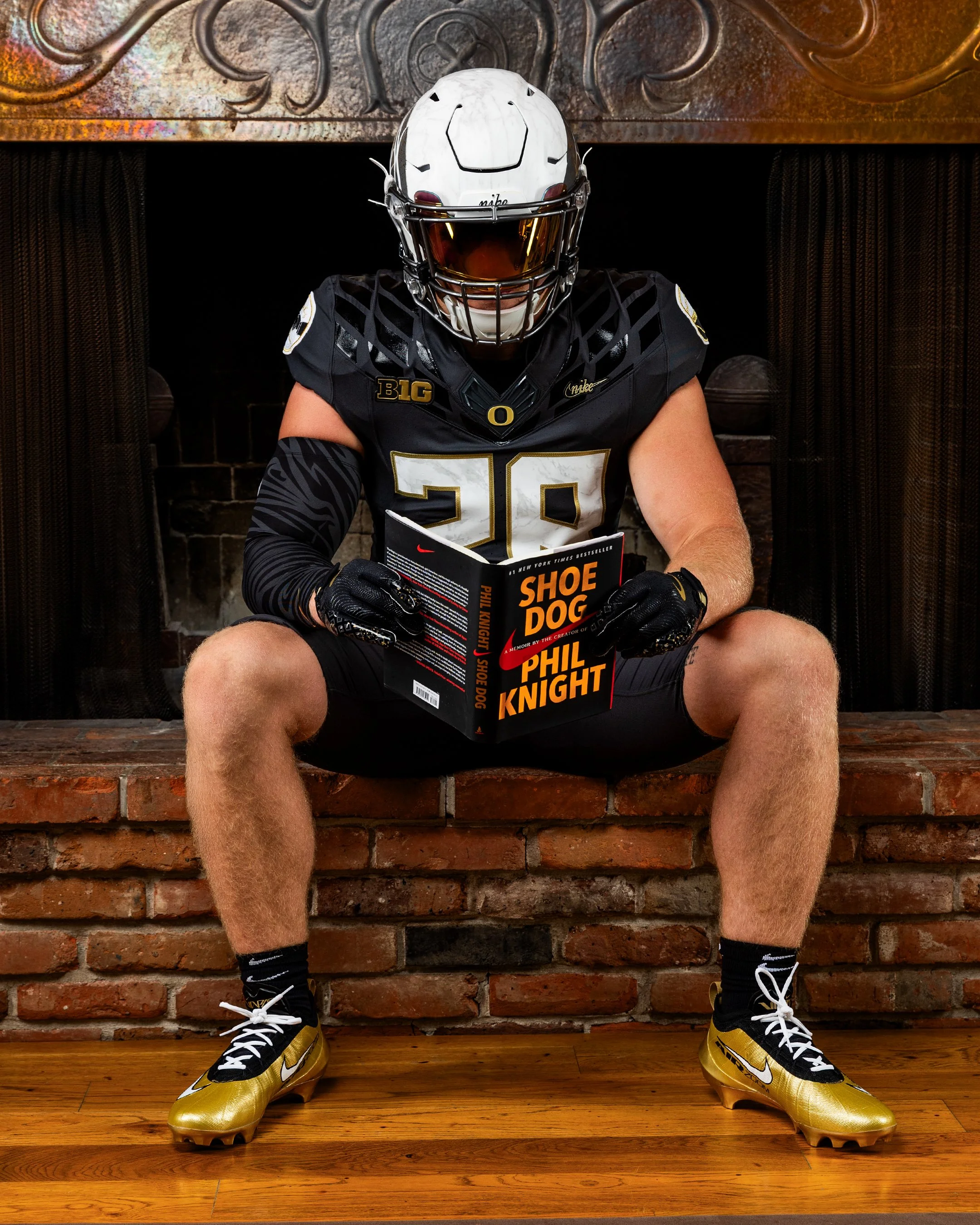 Oregon Honors Phil Knight with “Shoe Duck” Tribute Uniform