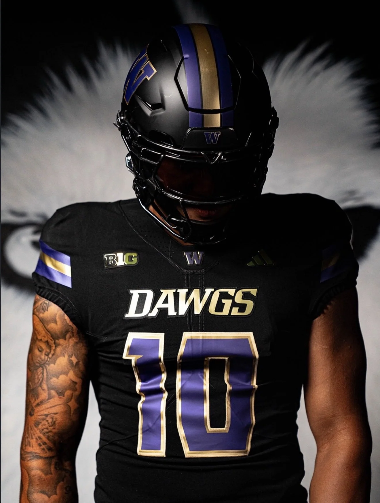Washington Huskies Unveil New All-Black DAWGS Uniform