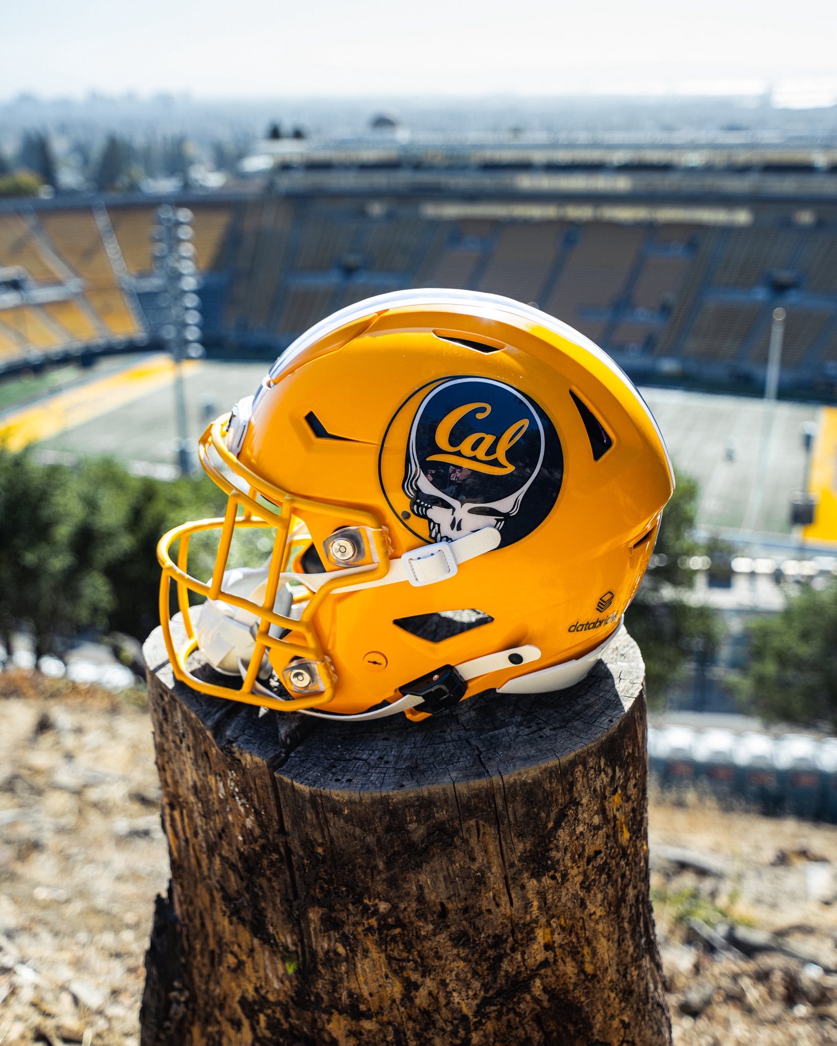 Cal Unveils Grateful Dead Helmet for “Grateful Bears” Game